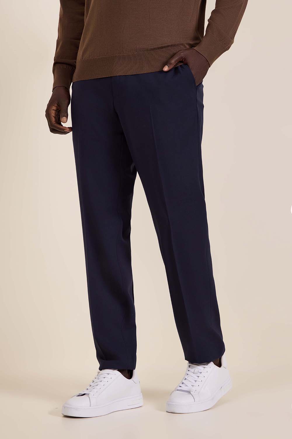 תמונת דוגמן קידמית של מכנסיים מחוייטים עם שרוך קשירה