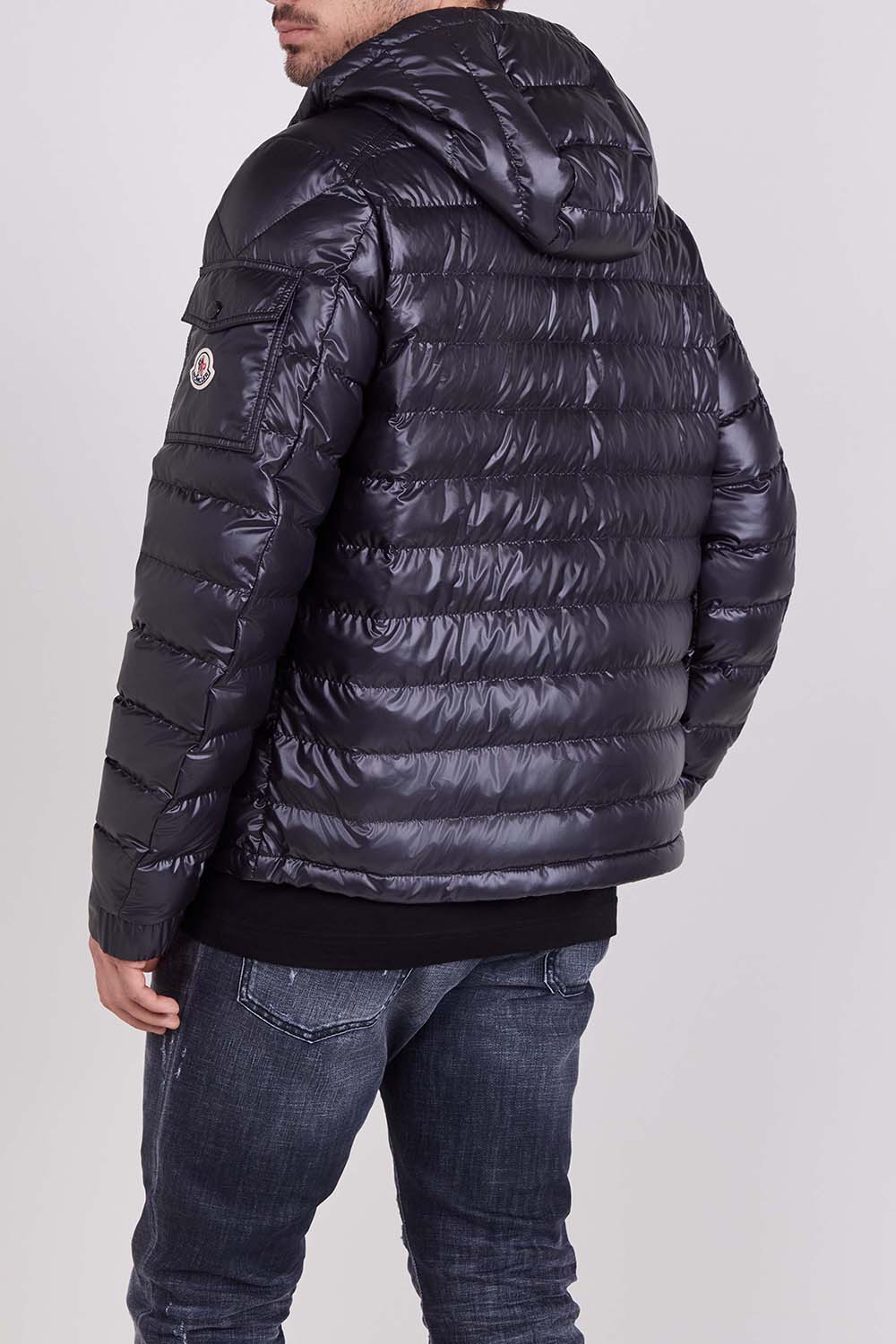 תמונת דוגמן אחורית של מעיל פוך