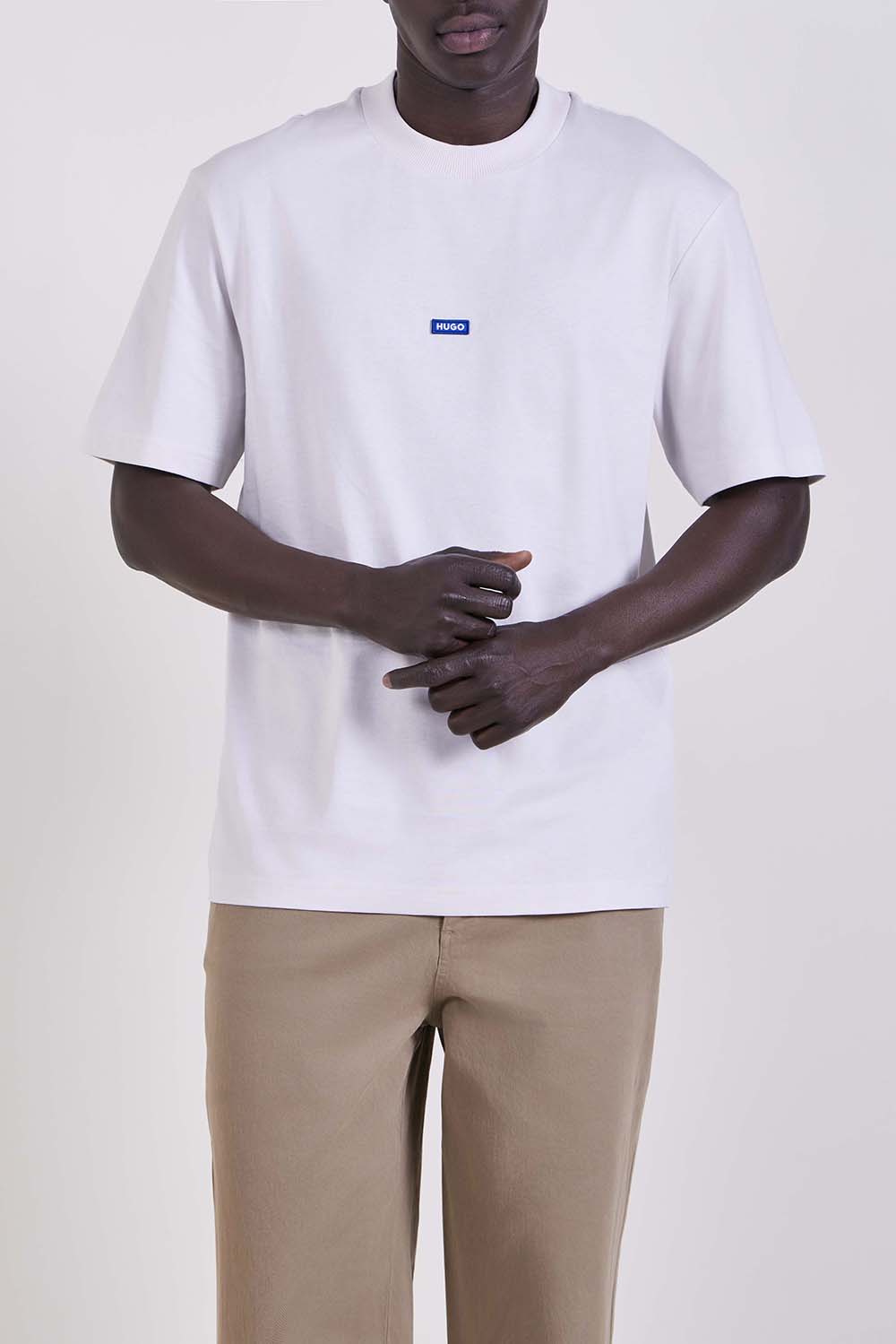 תמונת דוגמן קידמית של חולצת טי בגזרה ישרה