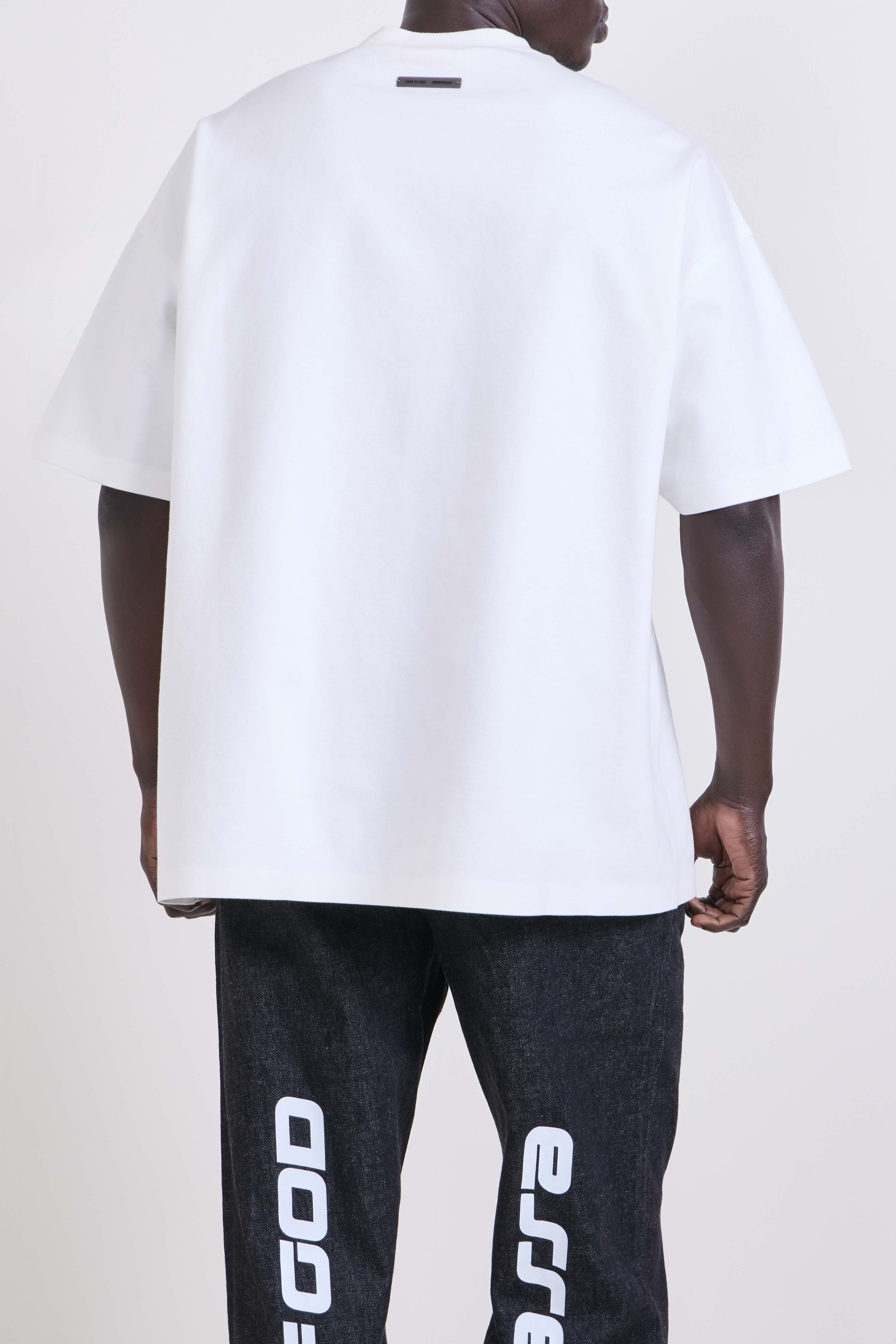 תמונת דוגמן אחורית של חולצת טי אוברסייז