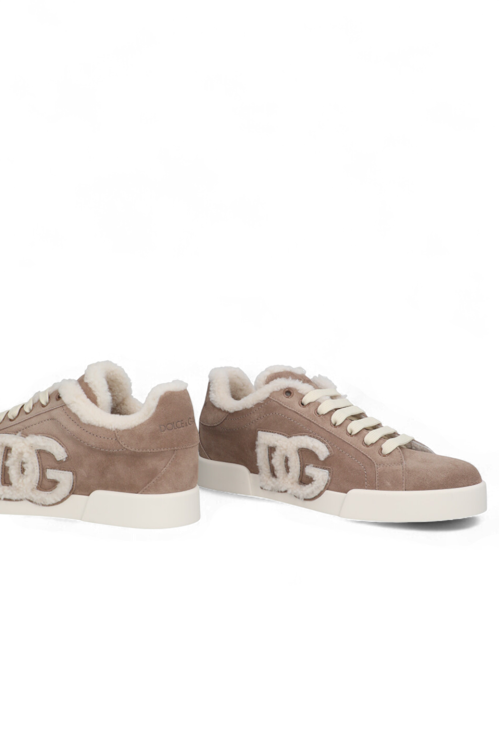 תמונת תקריב של נעלי סניקרס