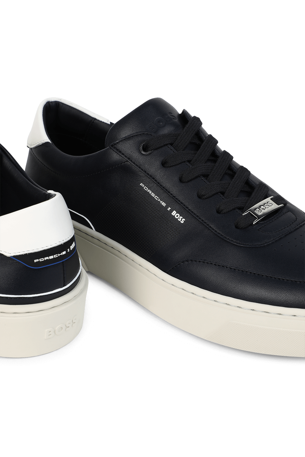 תמונת תקריב של בוס X פורשה נעלי סניקרס