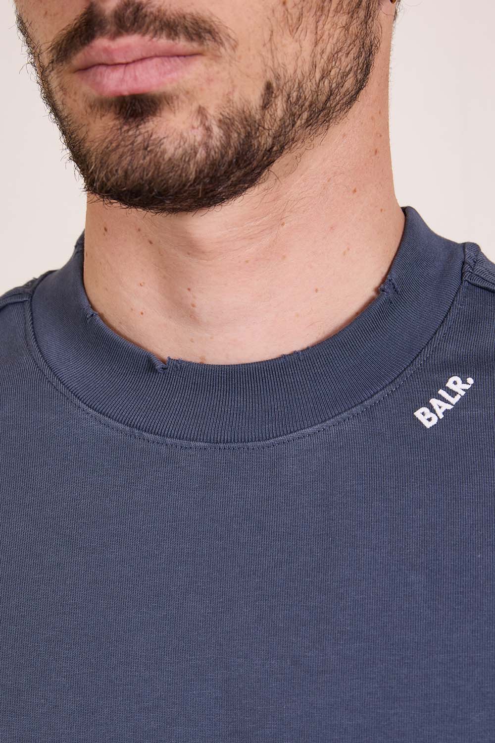 תמונת תקריב דוגמן של חולצת טי אוברסייז