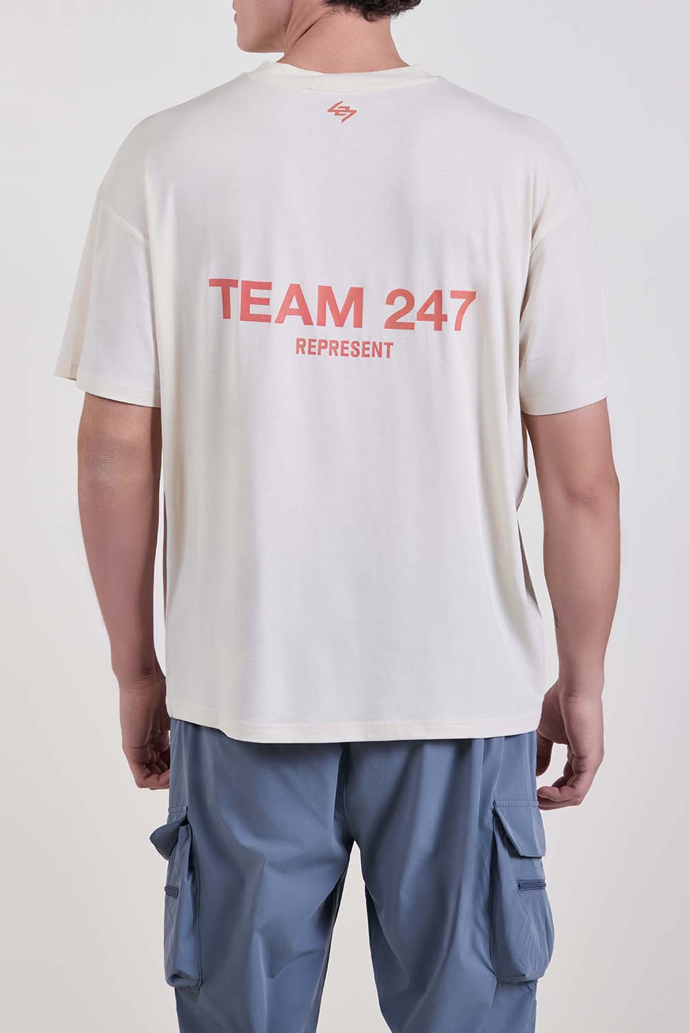 תמונת דוגמן אחורית של חולצת אימון