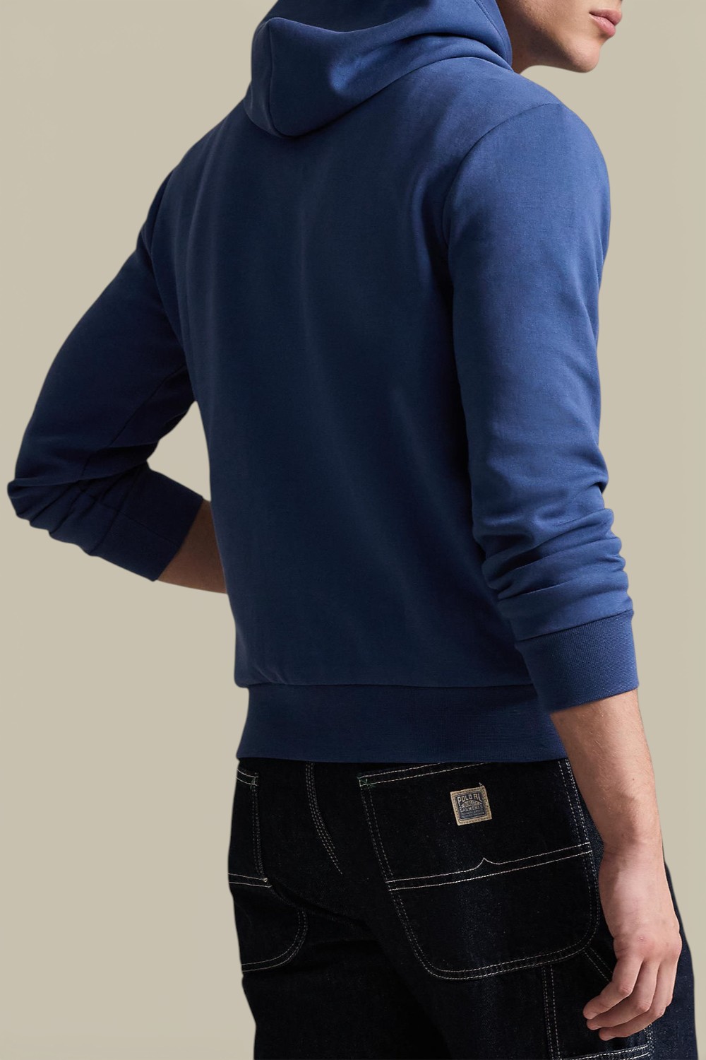 תמונת דוגמן אחורית של סווטשירט קפוצ'ון