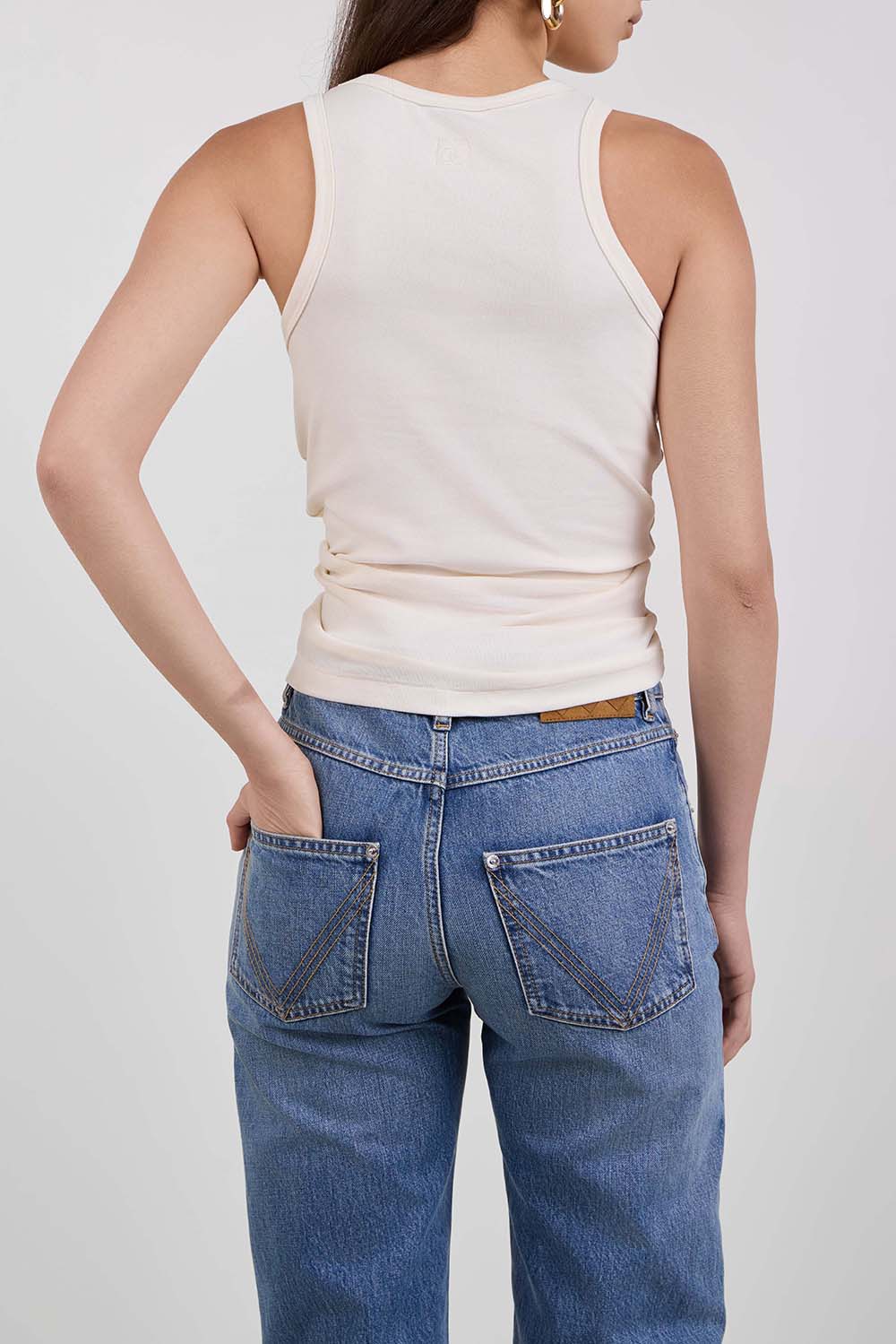 תמונת דוגמן אחורית של גופיית קשר