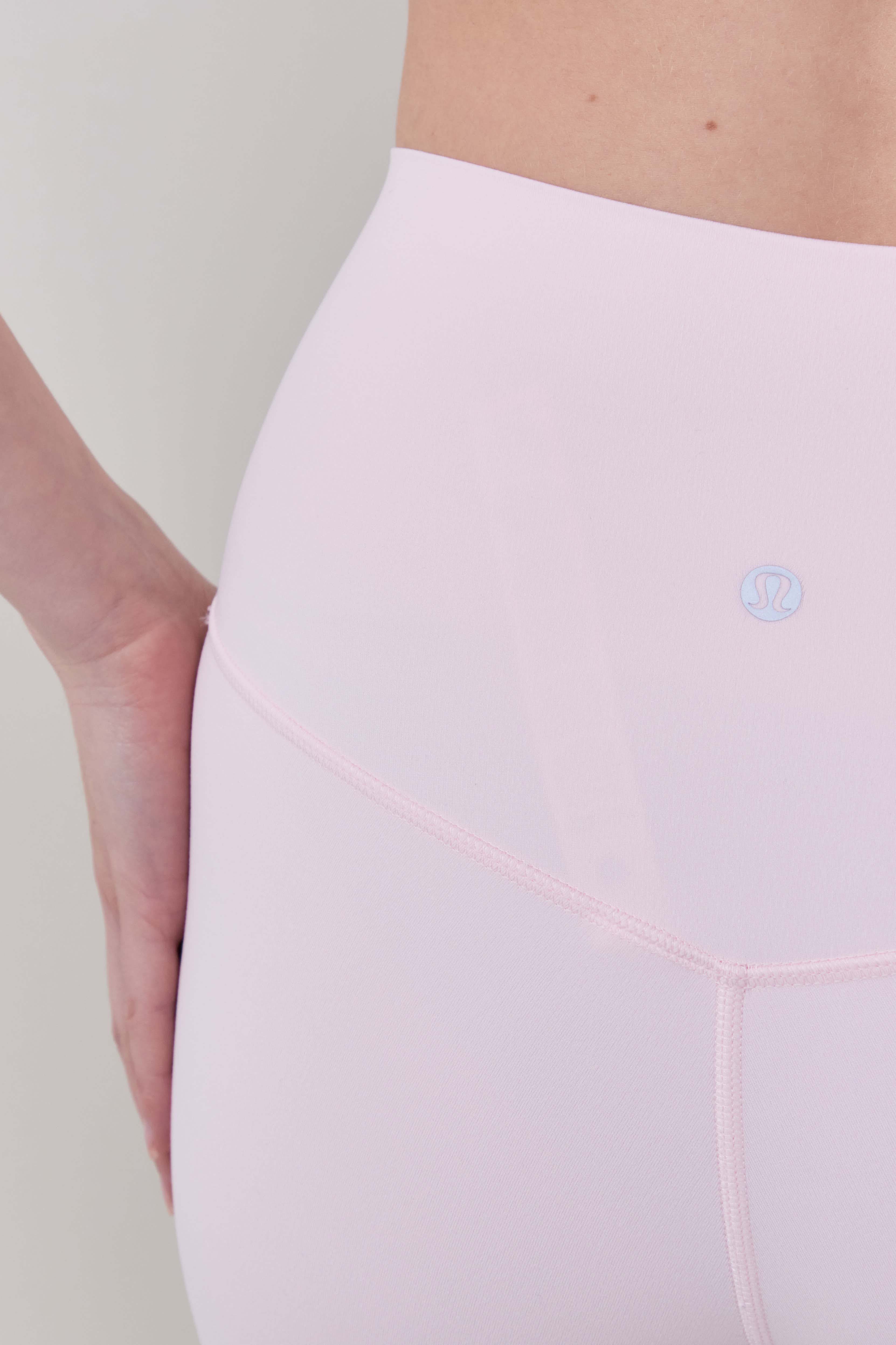 תמונת תקריב דוגמן של lululemon Align&trade; High-Rise Short 6''