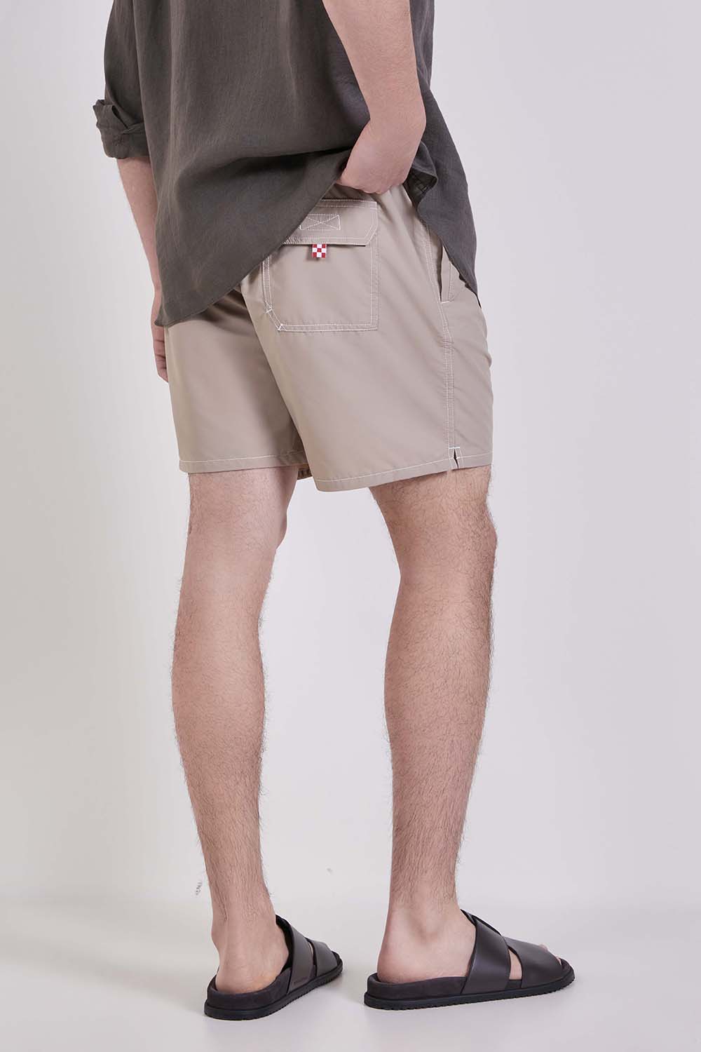 תמונת דוגמן אחורית של מכנסי בגד ים