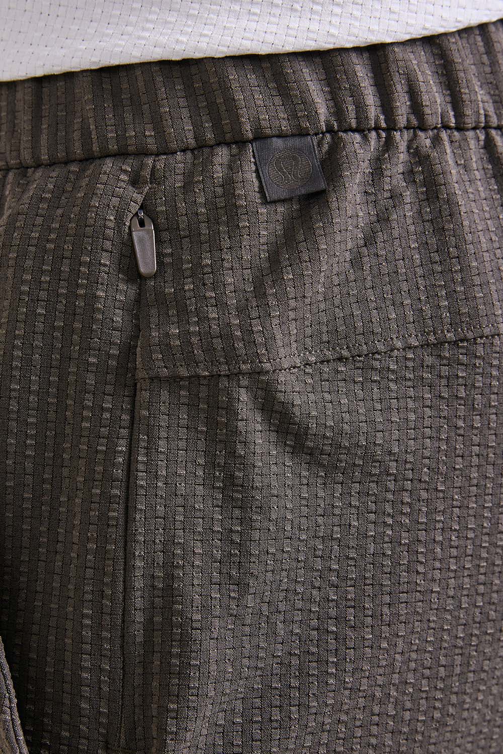 תמונת תקריב דוגמן של ABC WovenAir Pull-On Short 7''