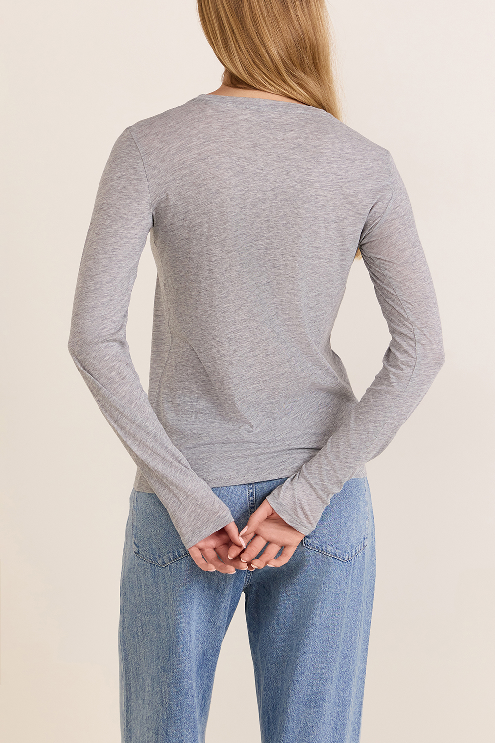 תמונת דוגמן אחורית של חולצת טי