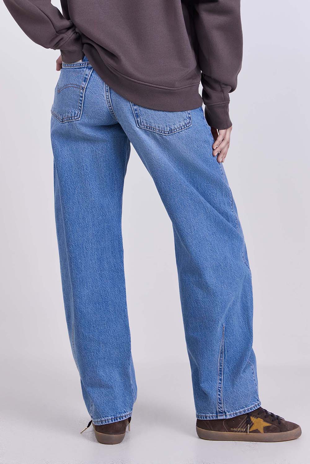 תמונת דוגמן אחורית של מכנסי ג'ינס בגזרת באגי דאד ברל