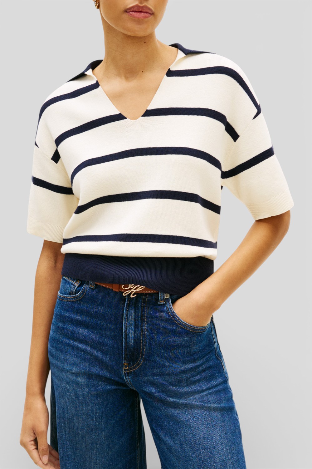 תמונת דוגמן קידמית של חולצת פולו סריג