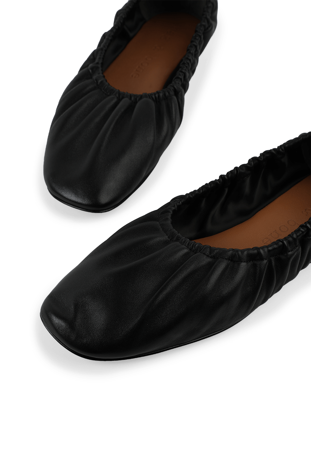 תמונת תקריב של נעלי בלרינה אלי שחורות מעור