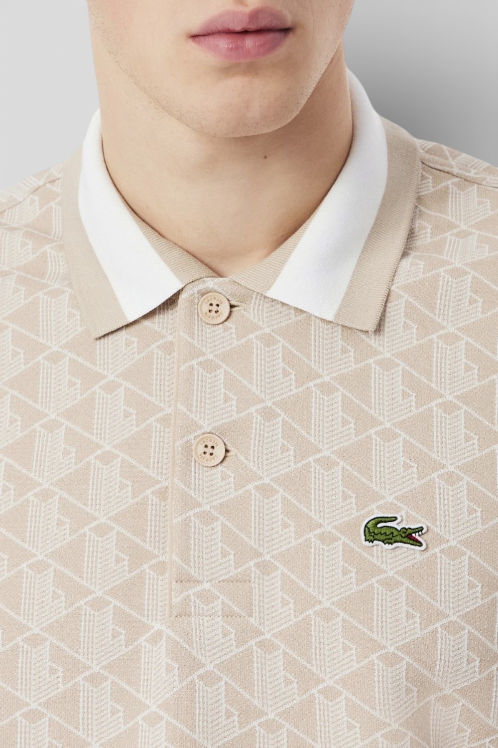 תמונת תקריב דוגמן של חולצת פולו