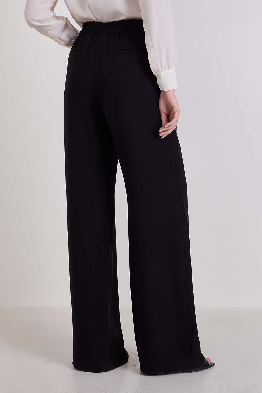 תמונת דוגמן אחורית של מכנסיים ארוכים