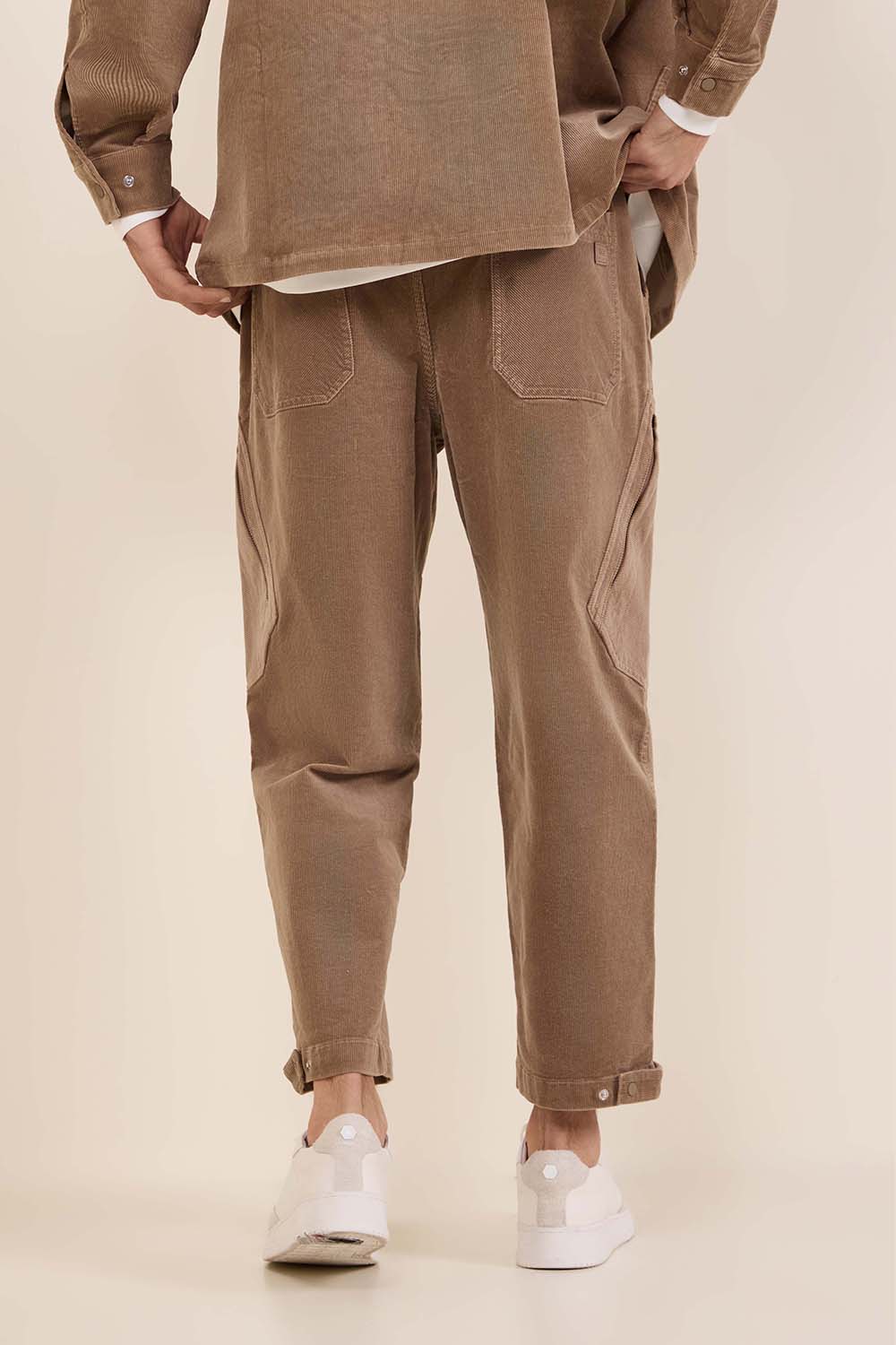 תמונת דוגמן אחורית של מכנסי קרגו