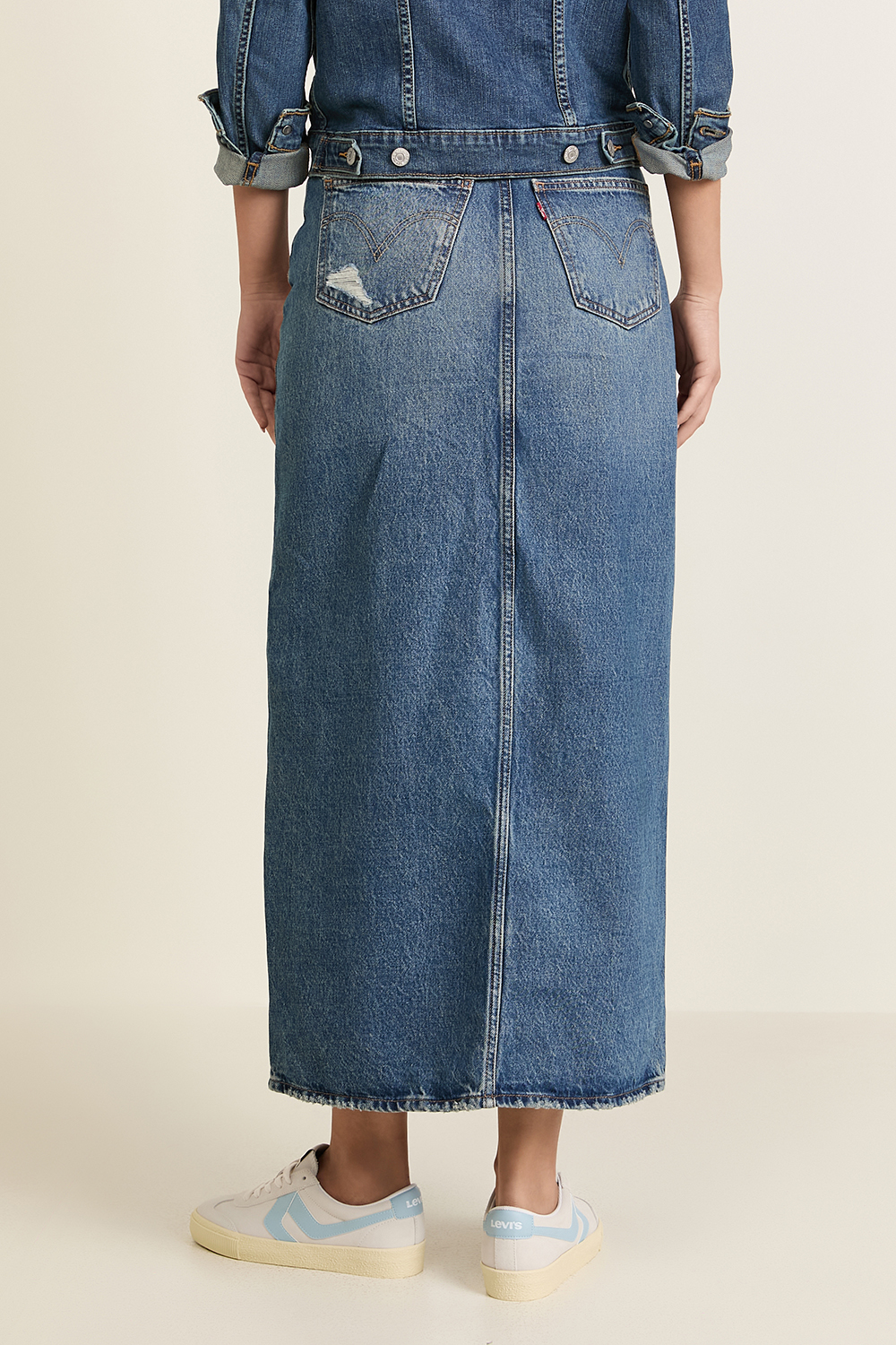 תמונת דוגמן אחורית של חצאית גי'נס מידי