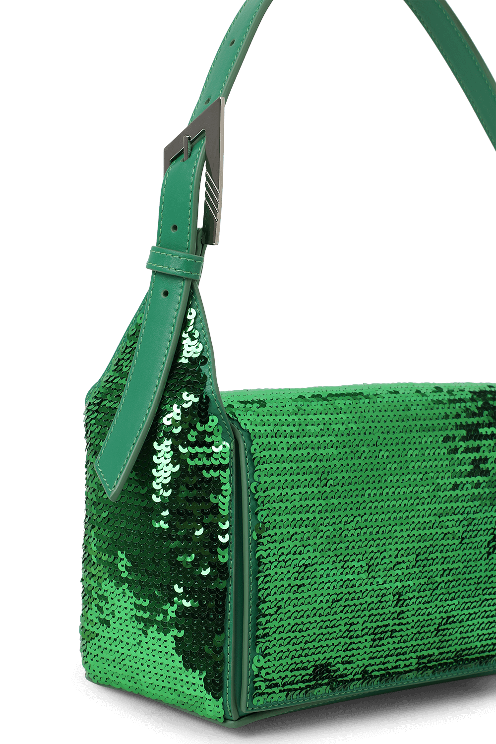 תמונת תקריב של תיק כתף גיאומטרי מעור עם פייטים