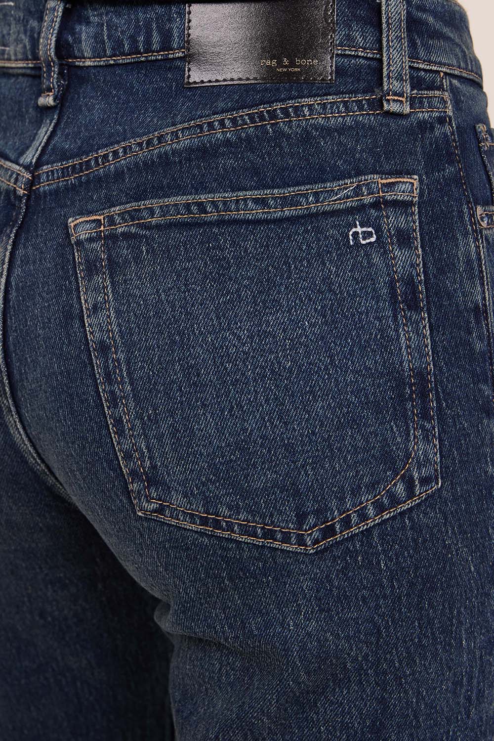 תמונת תקריב דוגמן של מכנסי ג'ינס בגזרה ישרה