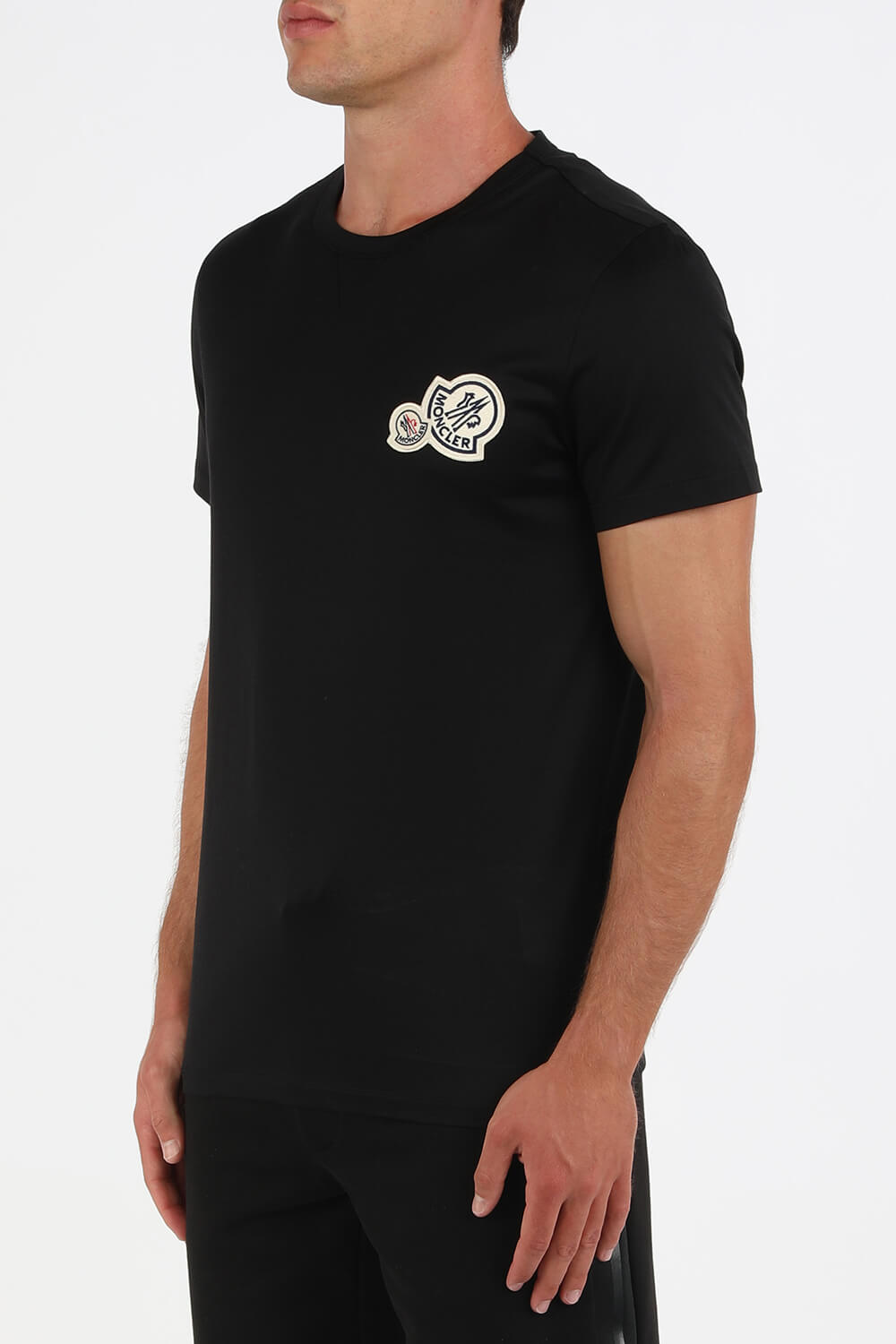 תמונת דוגמן קידמית של חולצת טי עם לוגו רקום בצבע שחור