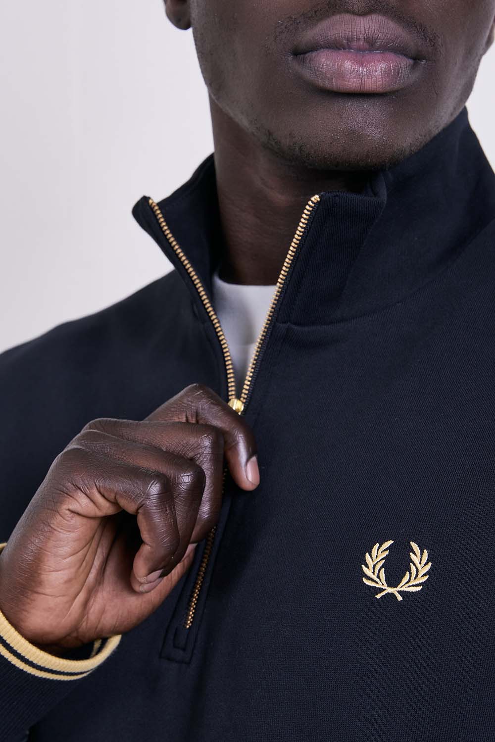 תמונת תקריב דוגמן של סווטשירט חצי רוכסן