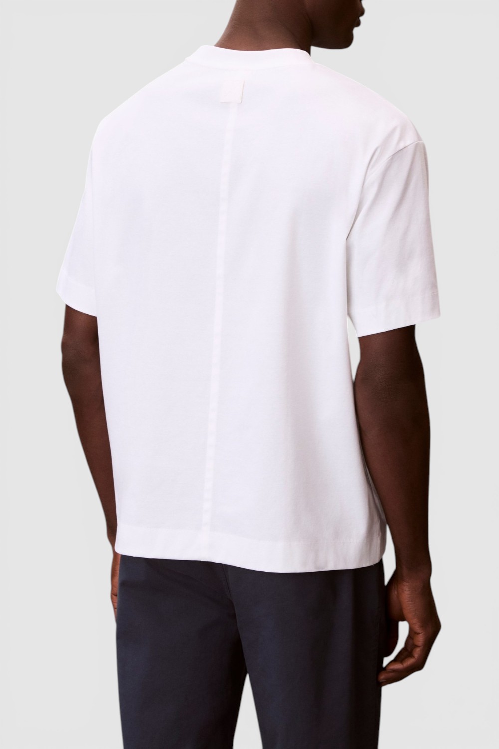 תמונת דוגמן אחורית של חולצת טי בגזרה משוחררת