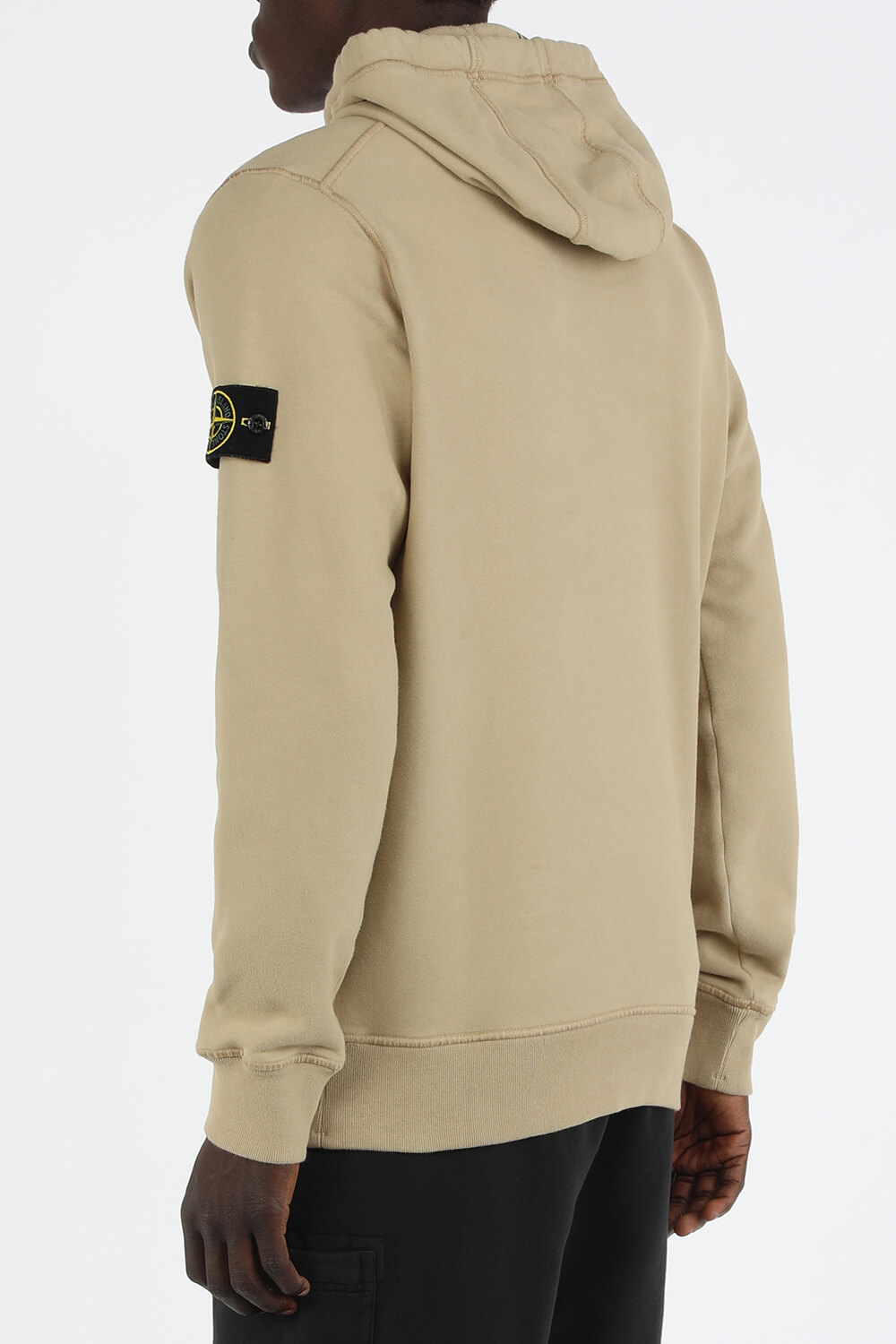 תמונת דוגמן אחורית של סווטשירט עם קפוצ'ון בגוון בז'