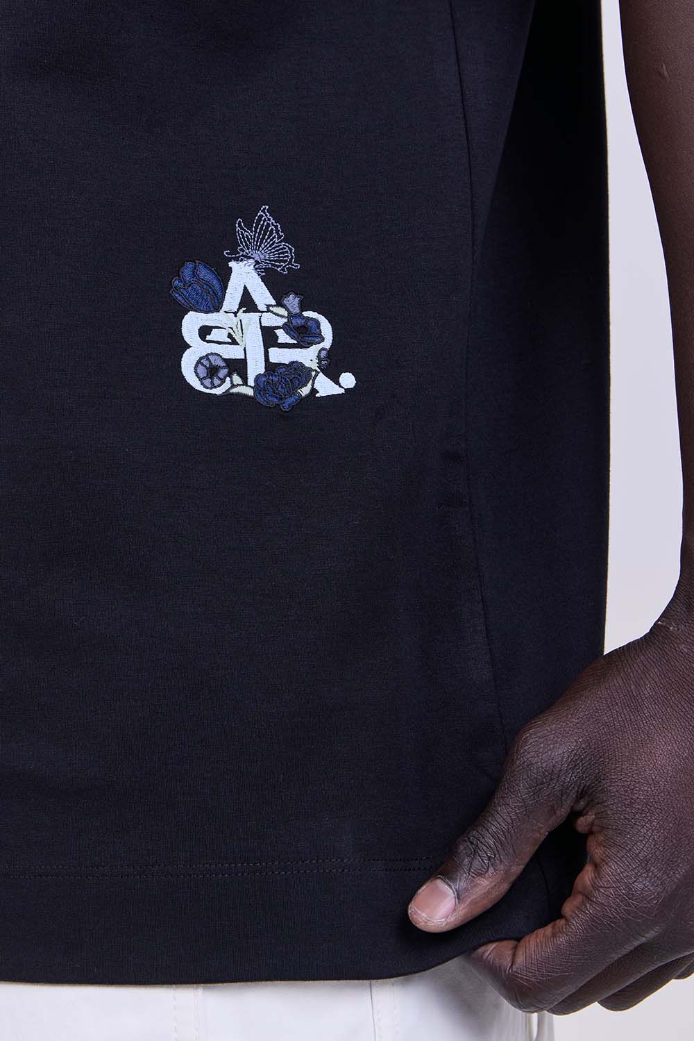 תמונת תקריב דוגמן של חולצת טי אוברסייז