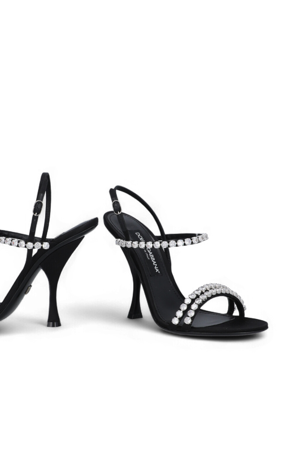 תמונת תקריב של סנדלי עקב קריסטל