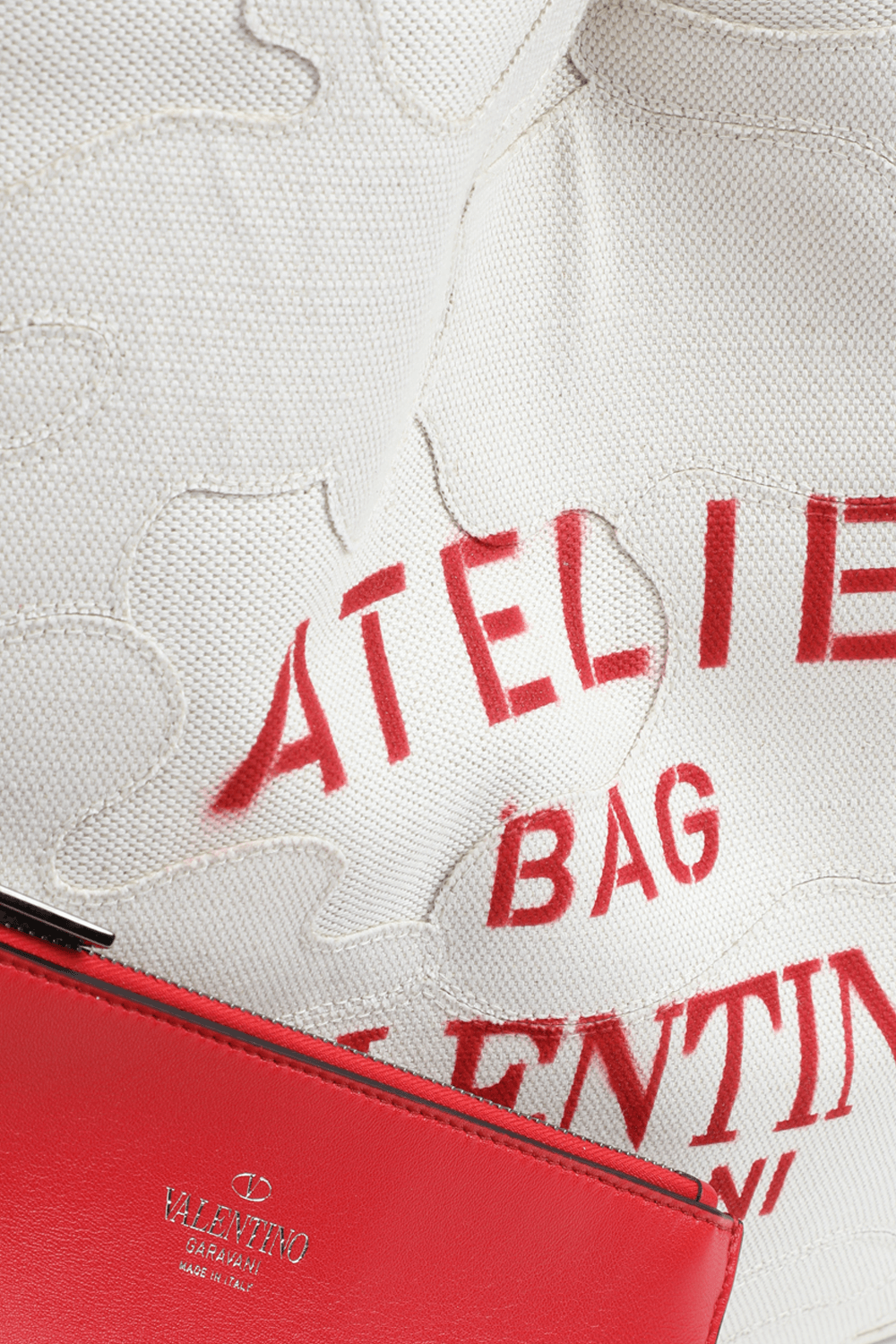 תמונת תקריב של תיק נשיאה בצבע טבעי