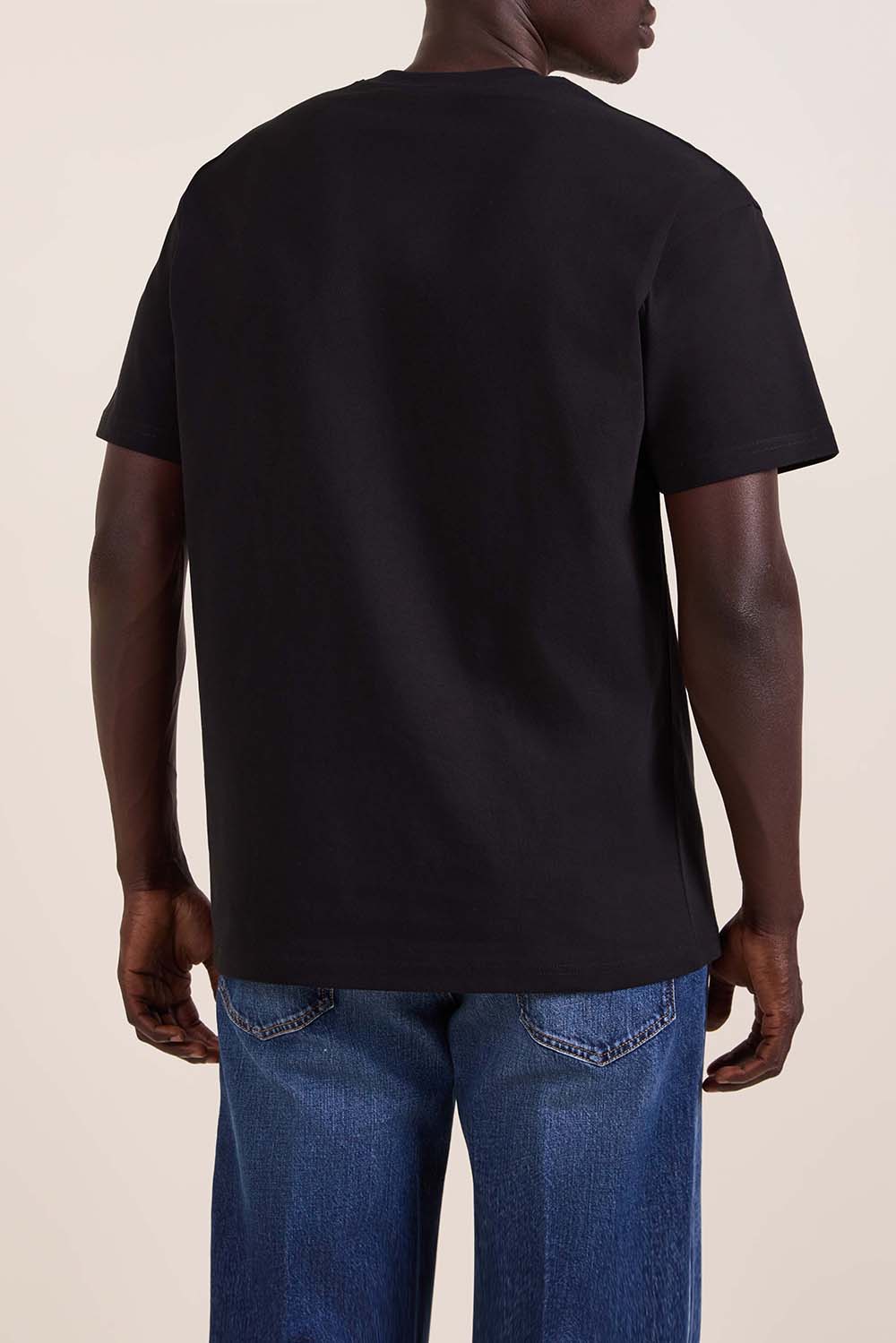 תמונת דוגמן אחורית של חולצת טי