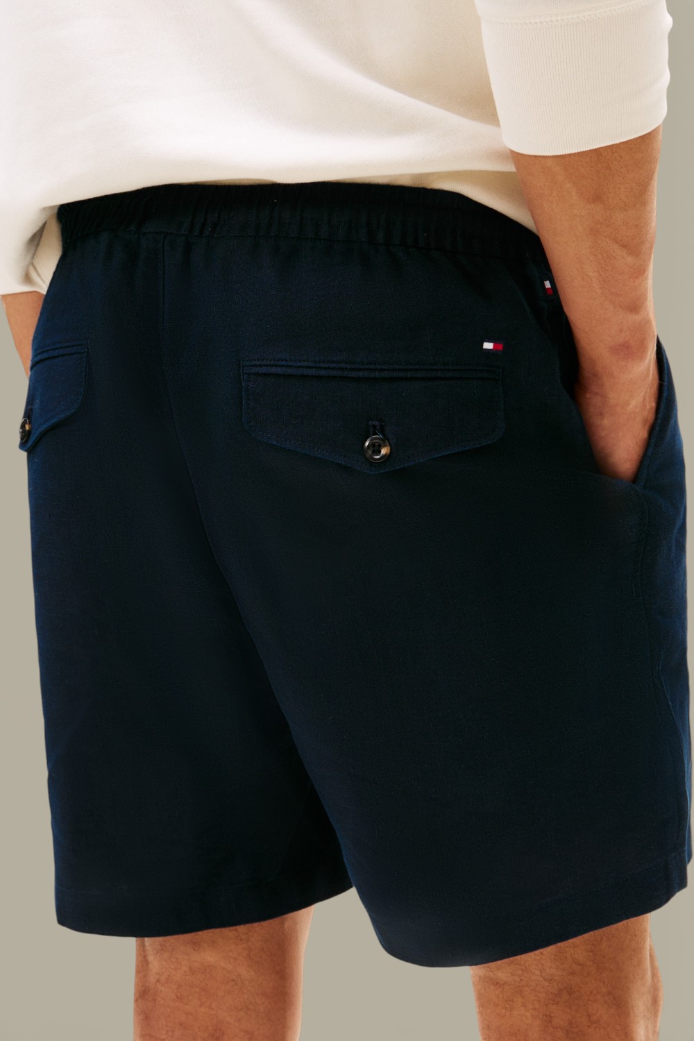 תמונת תקריב דוגמן של מכנסי פשתן קצרים