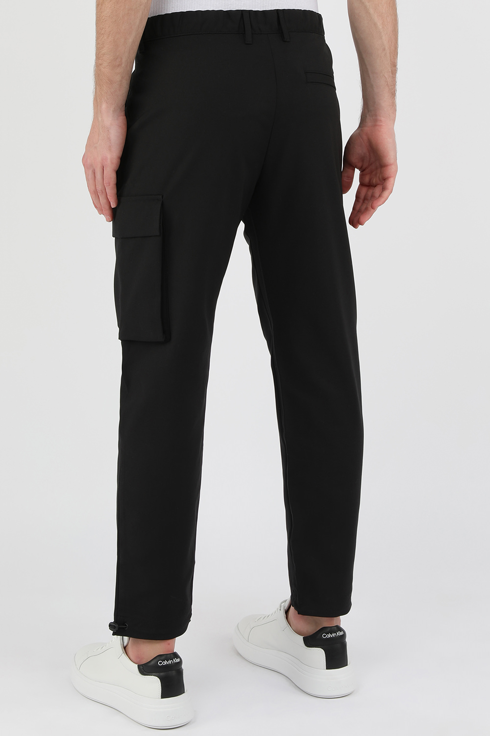 תמונת דוגמן אחורית של מכנסיים מחויטים שחורים