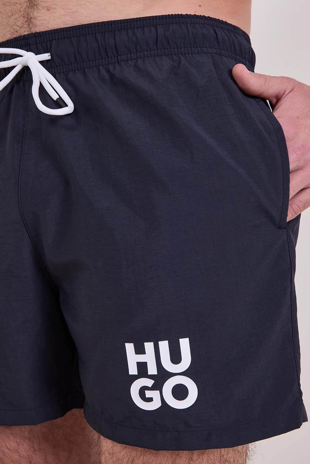 תמונת תקריב דוגמן של מכנסי בגד ים