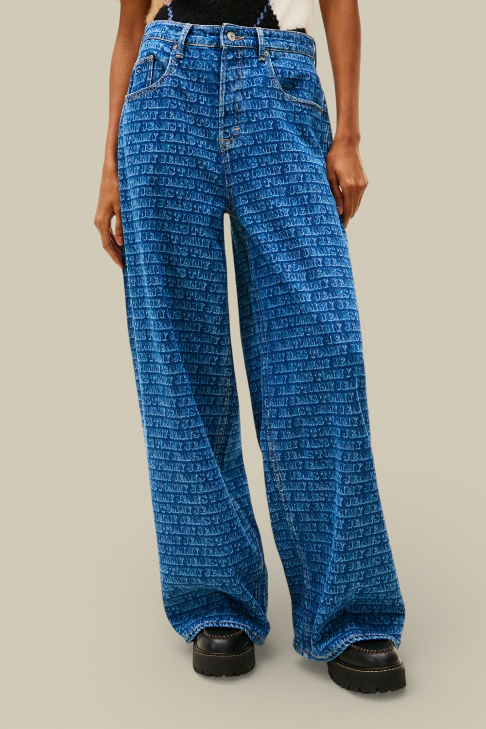 תמונת דוגמן קידמית של ג'ינס בגזרה משוחררת