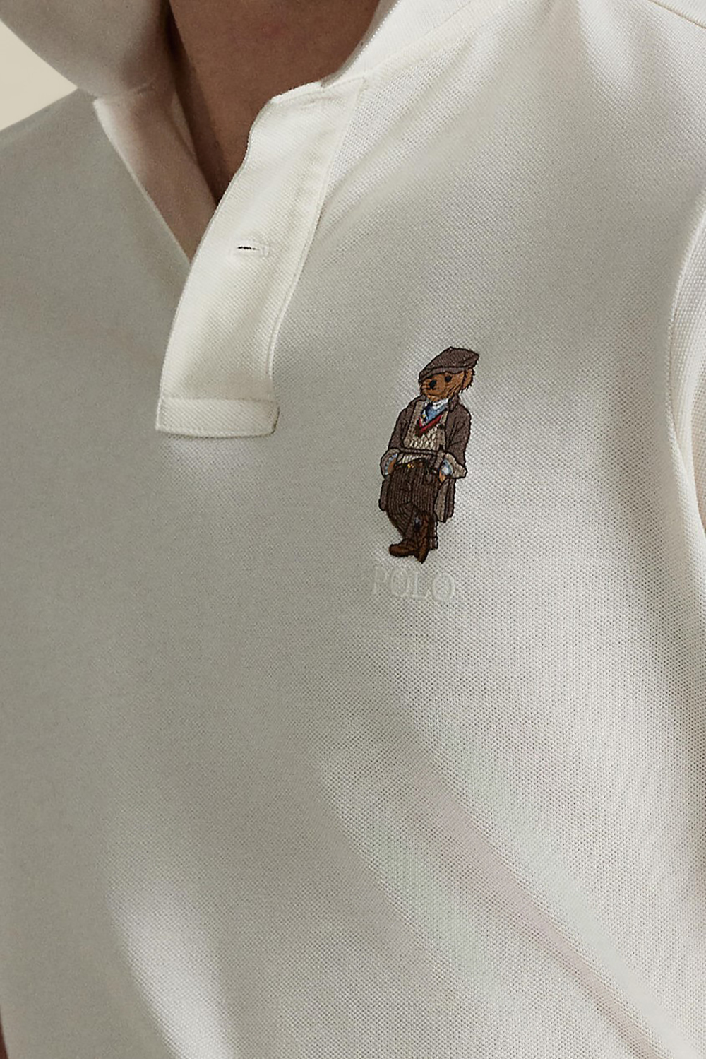 תמונת תקריב דוגמן של חולצת פולו