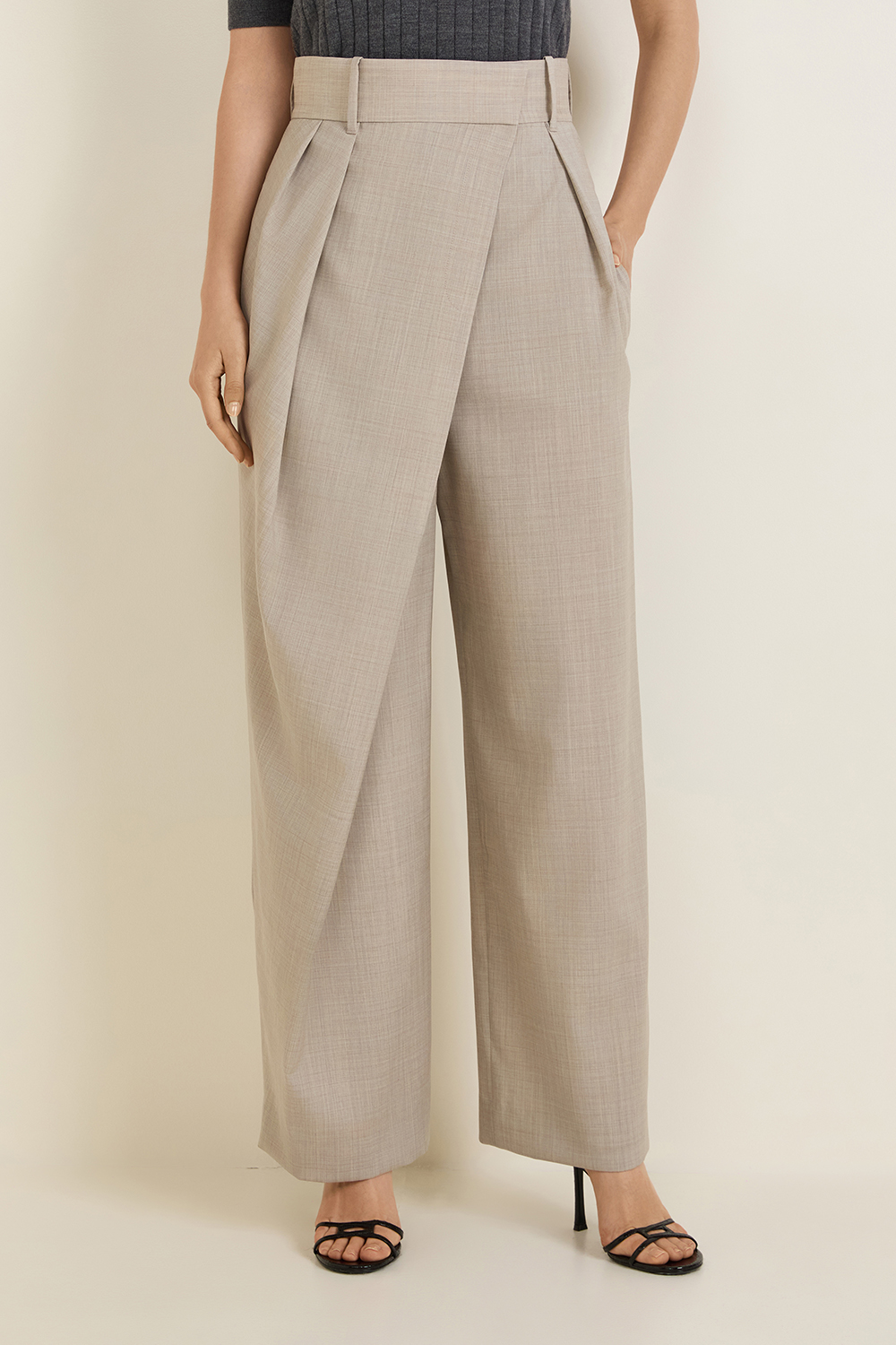 תמונת דוגמן קידמית של מכנסיים בגזרת מעטפת