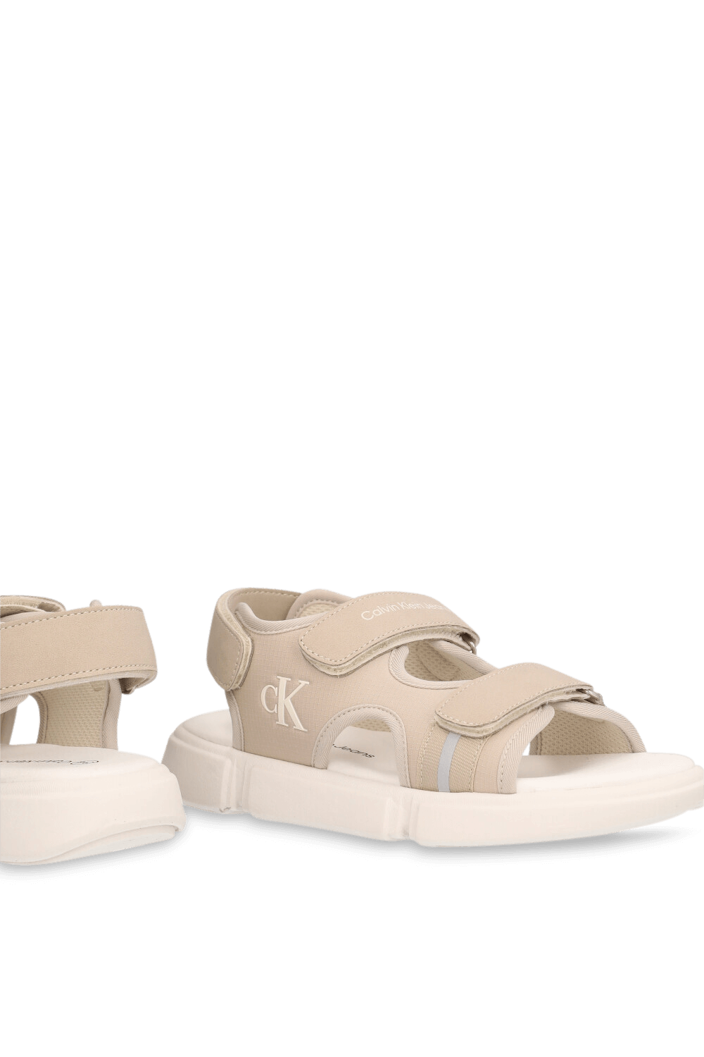 תמונת תקריב של סנדלים בסגירת סקוטש - מידות 30-34