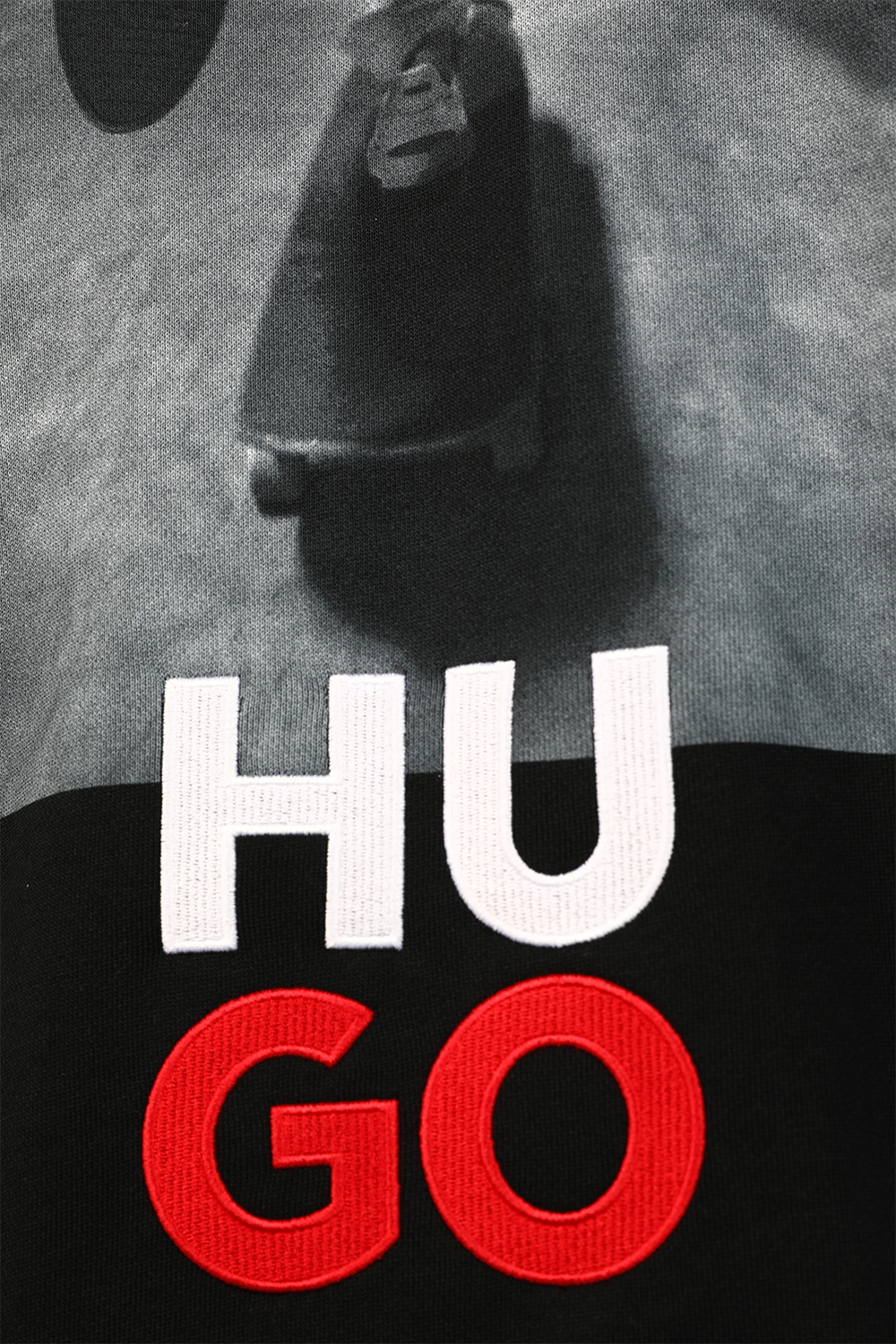 תמונת פנים של סווטשירט קפו'צון עם הדפס גראפי