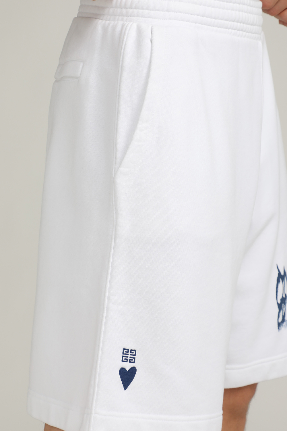 תמונת תקריב דוגמן של מכנס ברמודה גרפיטי