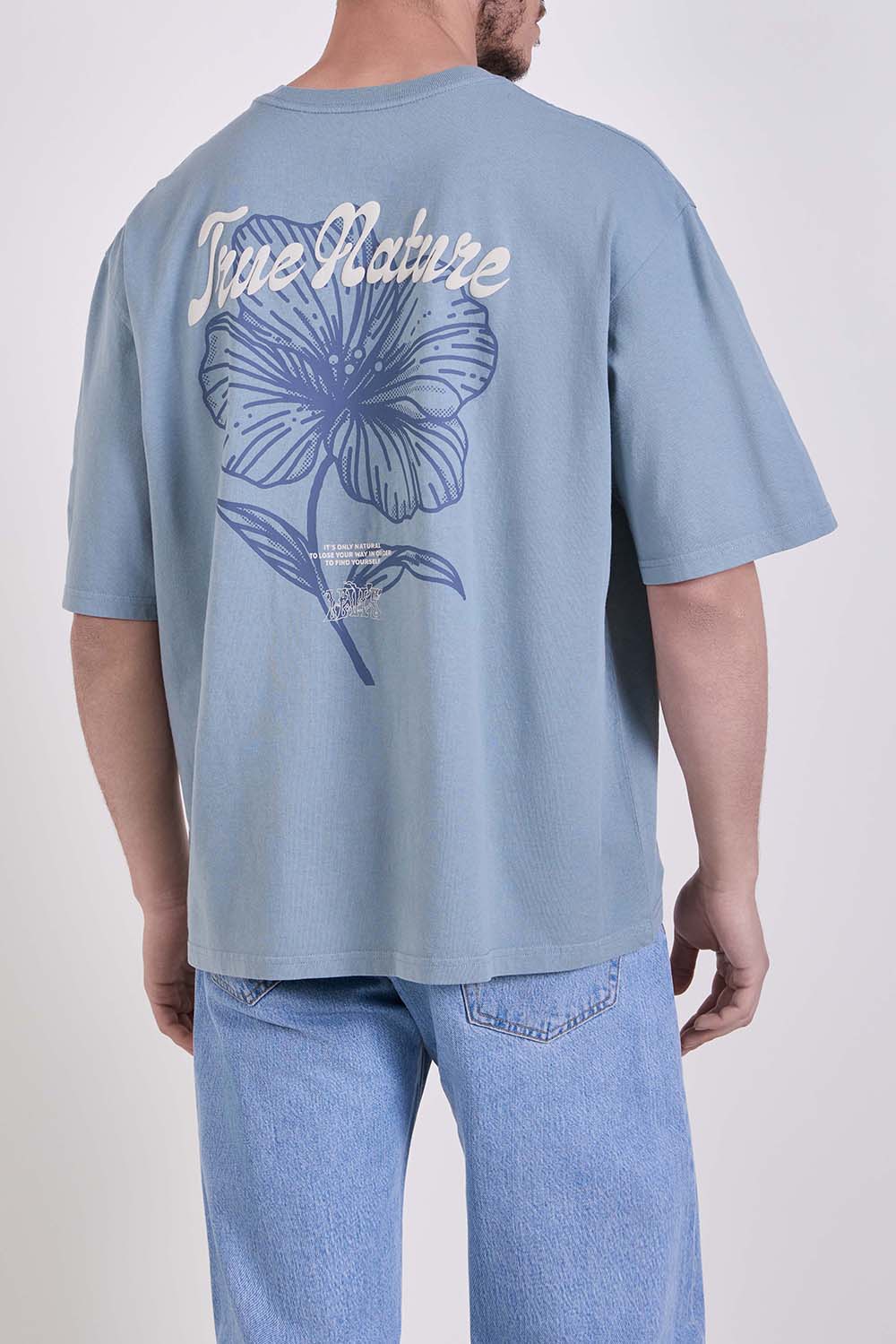 תמונת דוגמן אחורית של חולצת טי בגזרה משוחררת