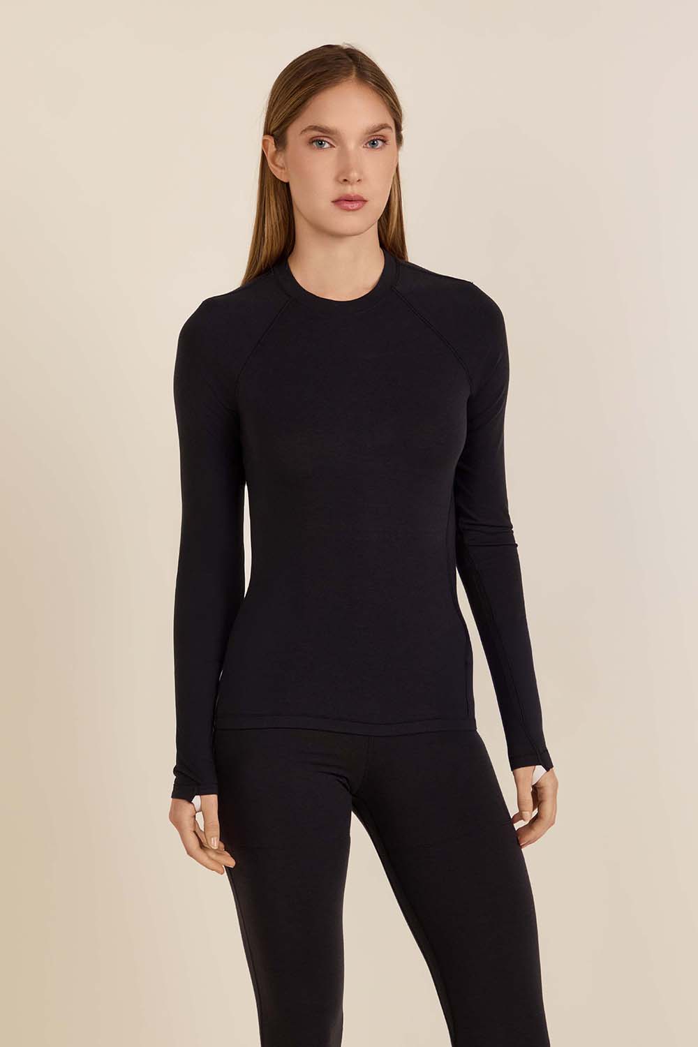 תמונת דוגמן קידמית של Wool-Blend Crewneck Base Layer