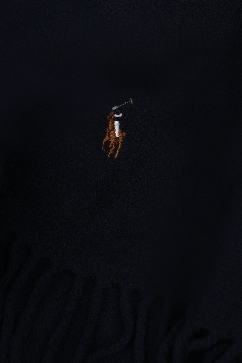 תמונה אחורית של צעיף מצמר עם פרש רקום