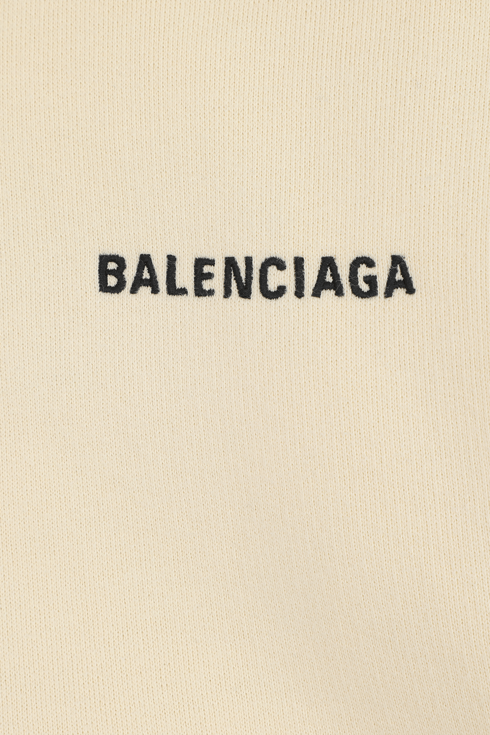 תמונת תקריב של גילאי 2-10 קפוצ'ון שמנת עם לוגו בגב