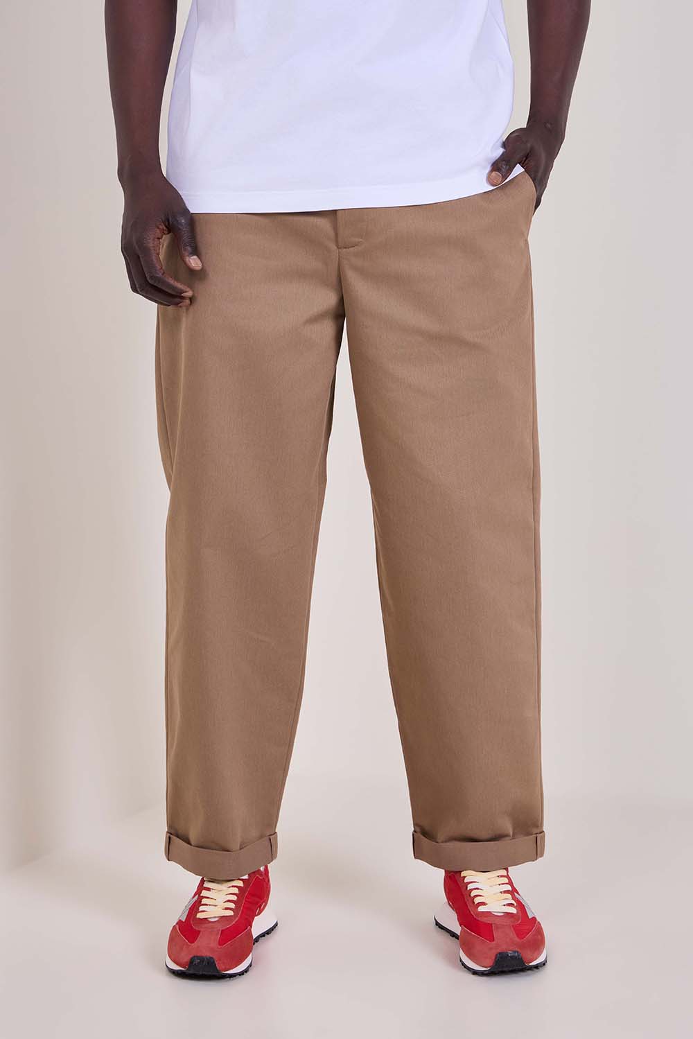 תמונת דוגמן קידמית של מכנסי צ'ינו בגזרה רגילה