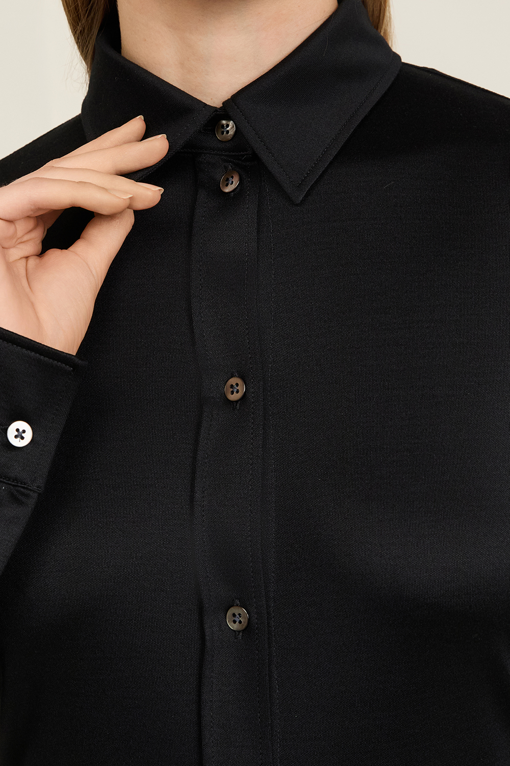 תמונת תקריב דוגמן של חולצת כפתורים