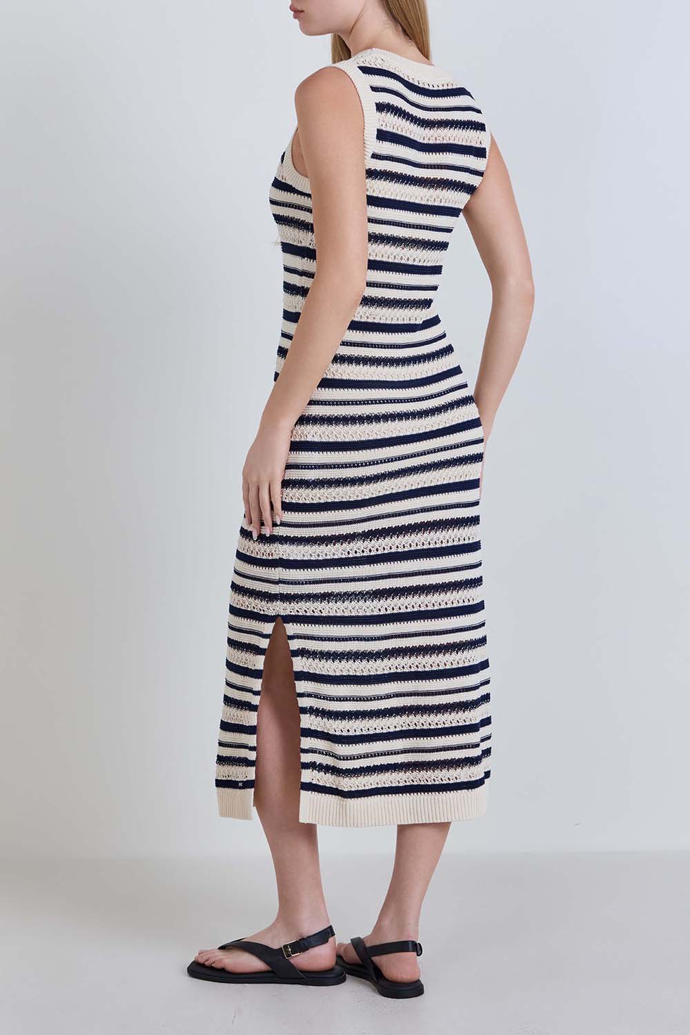 תמונת דוגמן אחורית של שמלת קרושה מידי