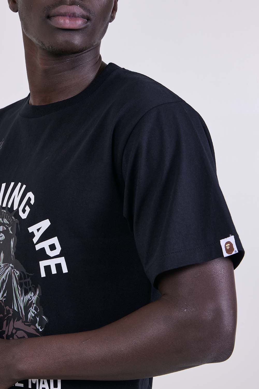 תמונת תקריב דוגמן של חולצת טי בגזרה משוחררת