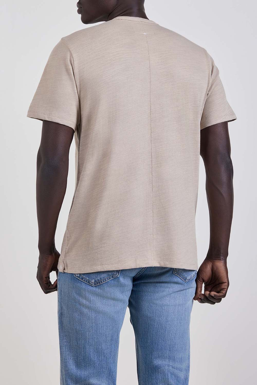 תמונת דוגמן אחורית של חולצת טי