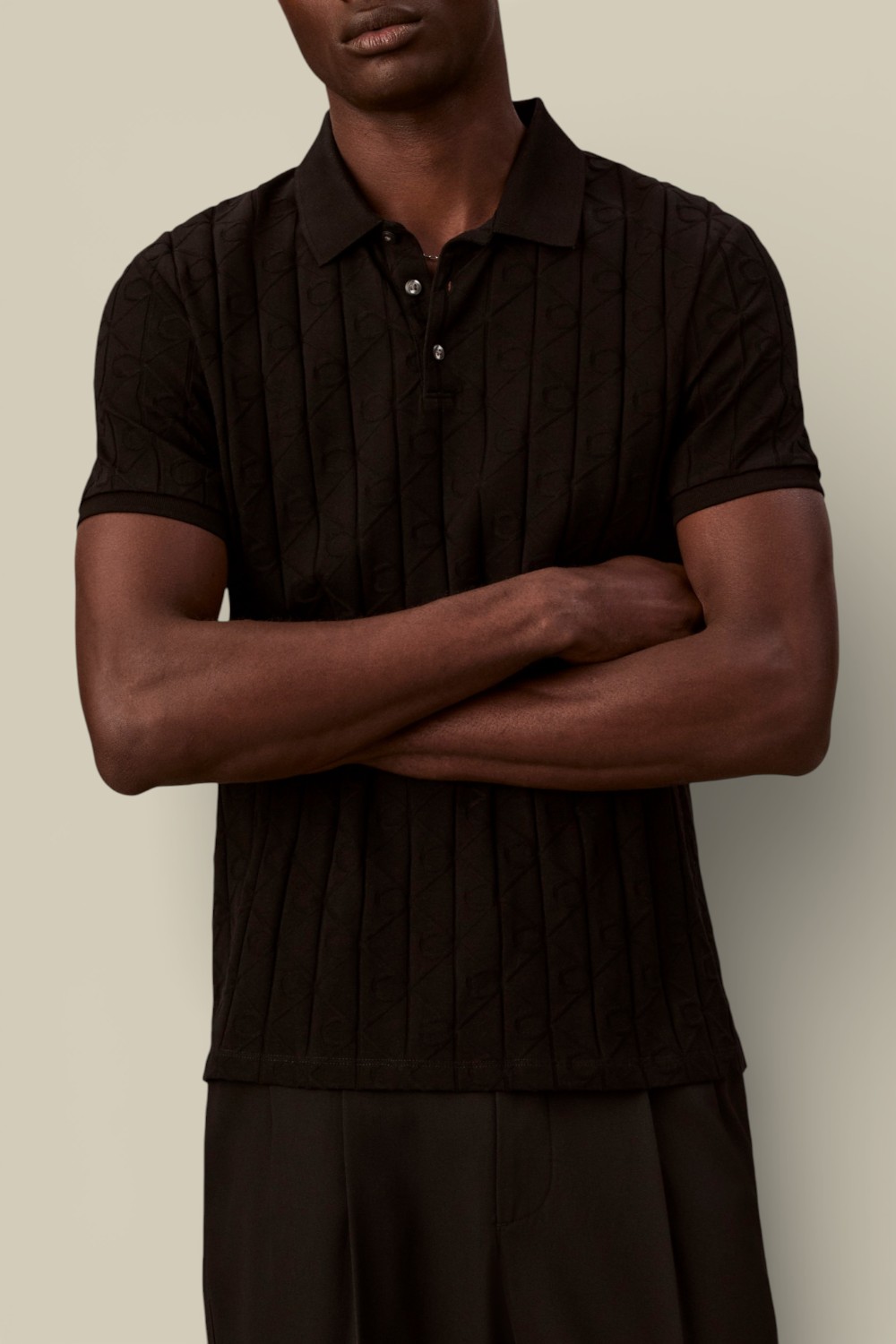 תמונת תקריב דוגמן של חולצת פולו